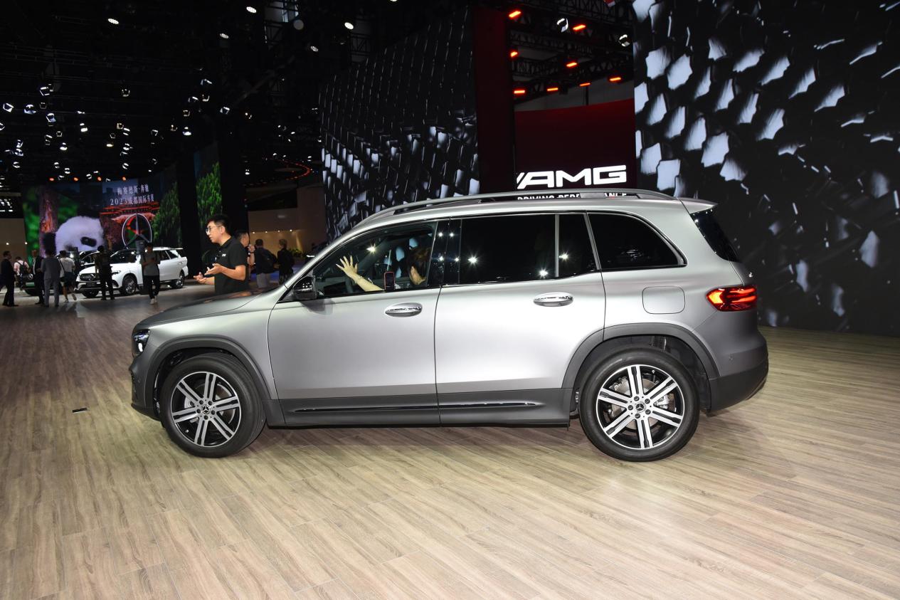 26.49万买7座大奔suv,双天窗 2.0t,面子里子都有