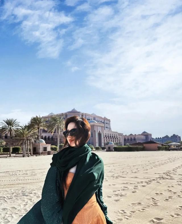 刘亦菲晒海边美照,穿桔黄色抹胸短裙秀好身材,一双修长美腿迷人