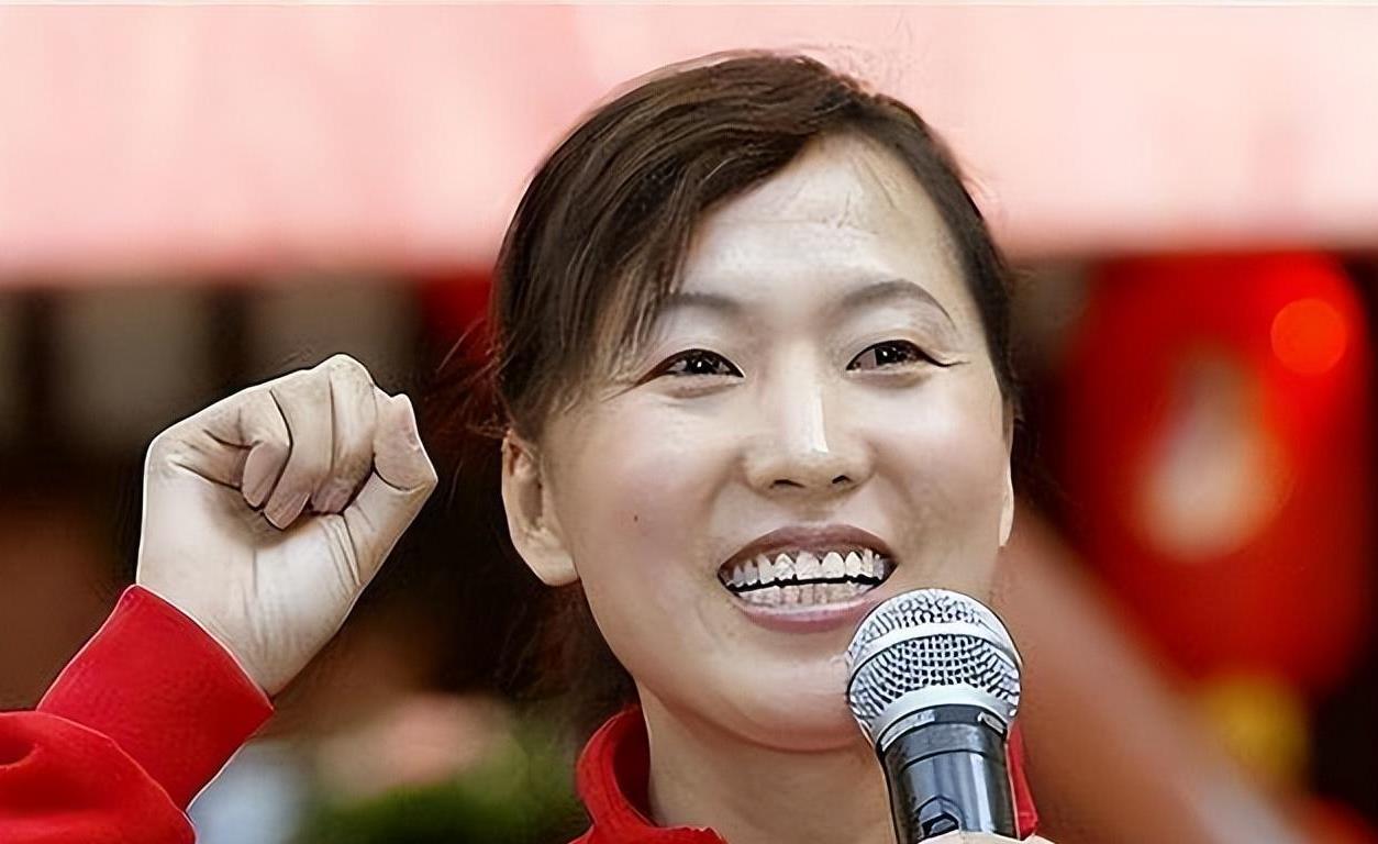 奥运冠军王军霞:三婚定居美国,3个孩子3个爹,如今回国现身频繁