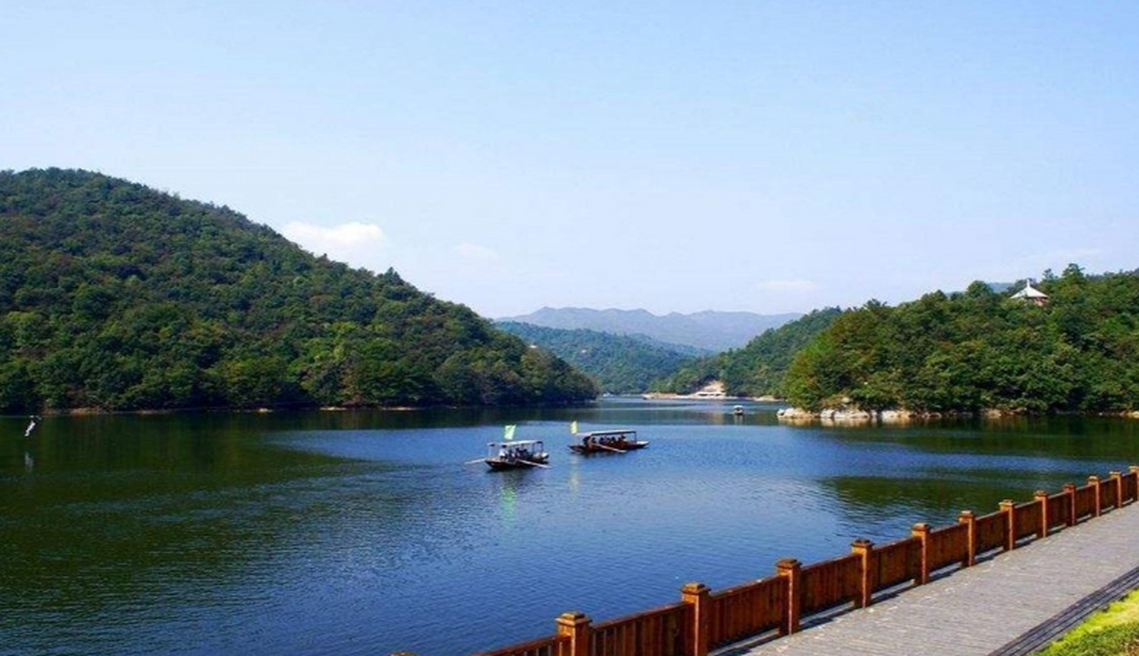 武汉木兰天池景区作为国家级森林公园,山水相依,景色秀美.