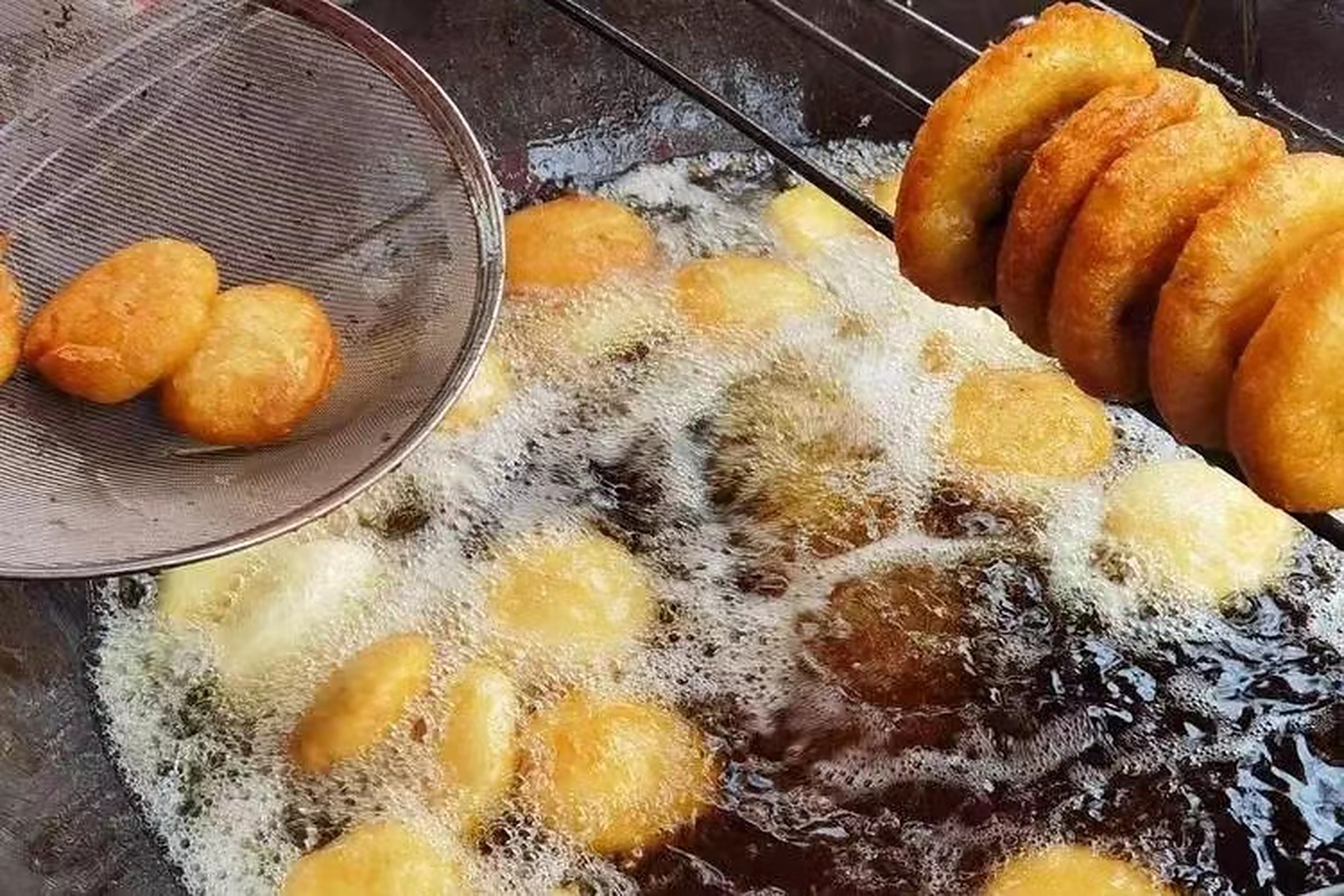 想尝遍北方美食吗?那就不要错过兴县油糕!这款小吃色泽金黄,酥脆可口.