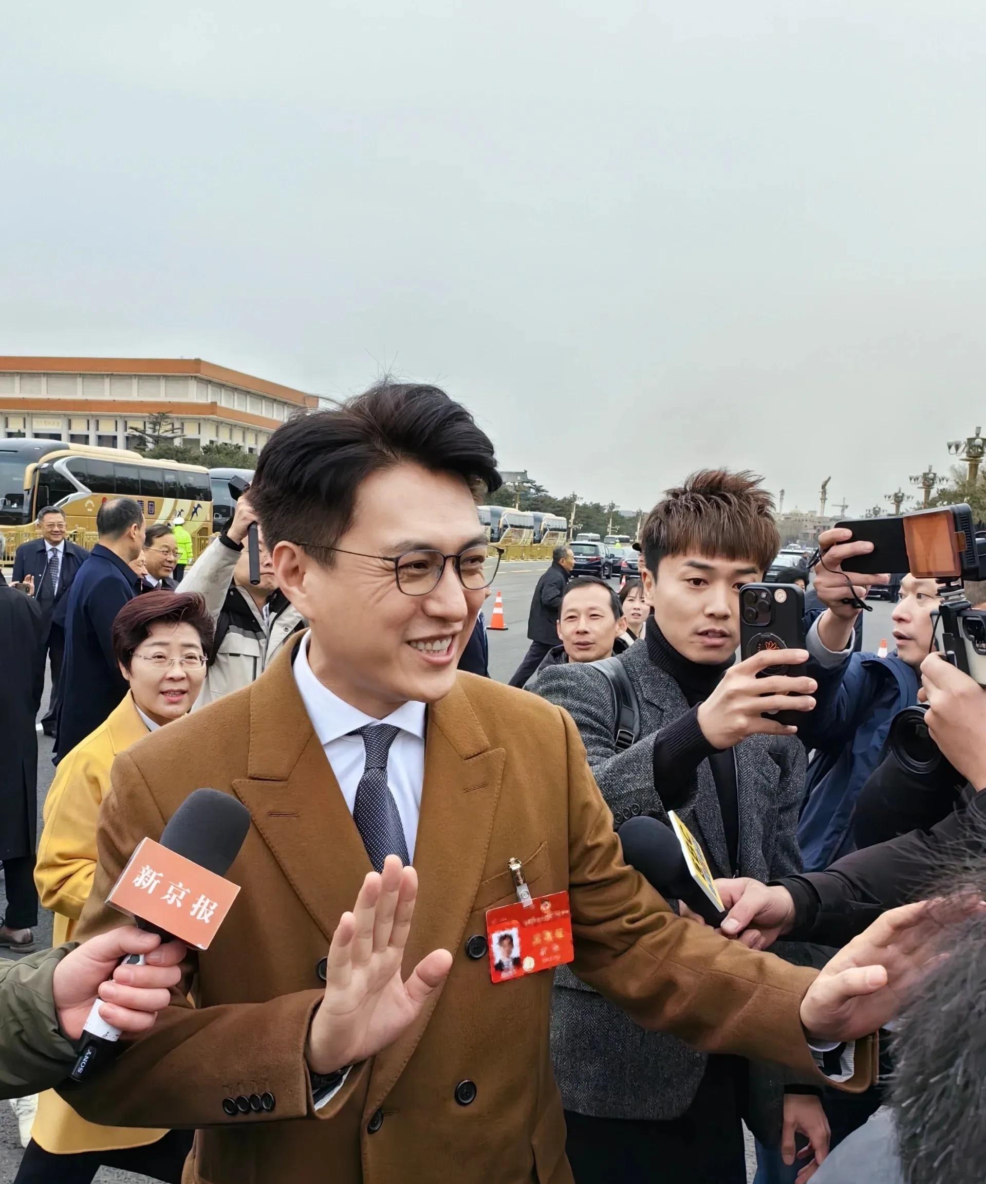 靳东参加两会是政协委员!穿驼色大衣帅气儒雅,领导范儿十足