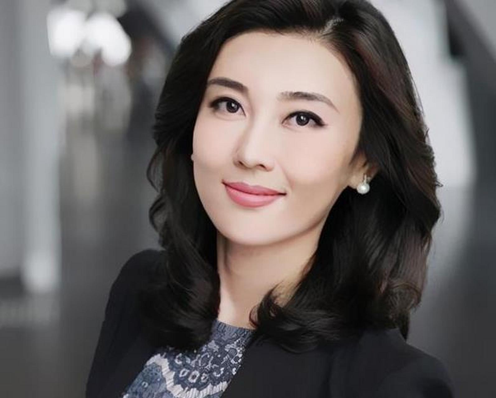 李红,吉林才女!从贫困家庭到央视《海峡两岸》主持人.高考失利又怎样?