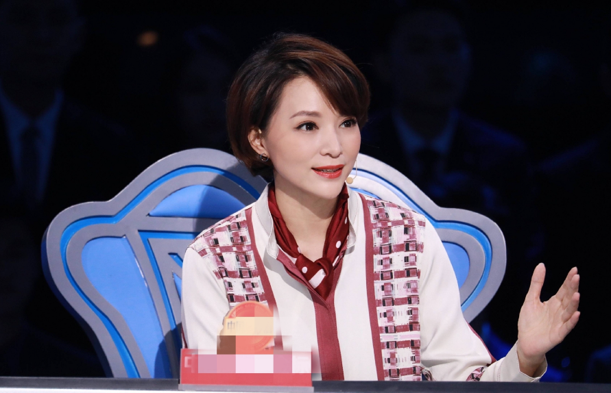 董卿高调回归央视!合照独占c位待遇绝了,新节目双重身份太霸气