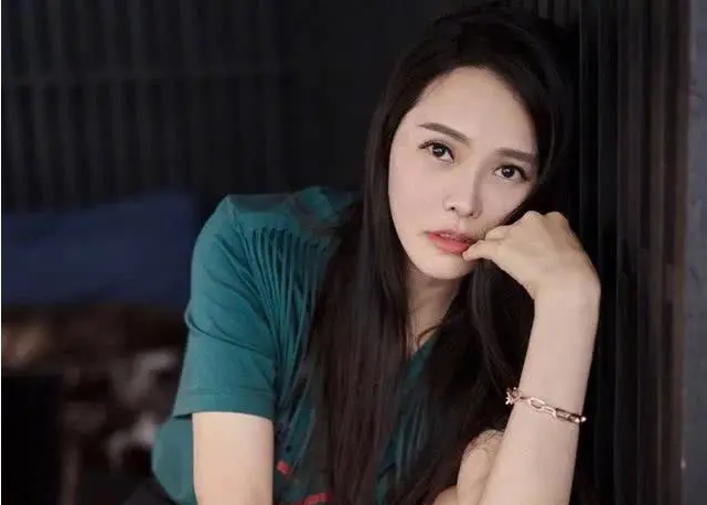 哈利毕业典礼庾澄庆携全家出席,现任妻子端庄优雅,伊能静未出现