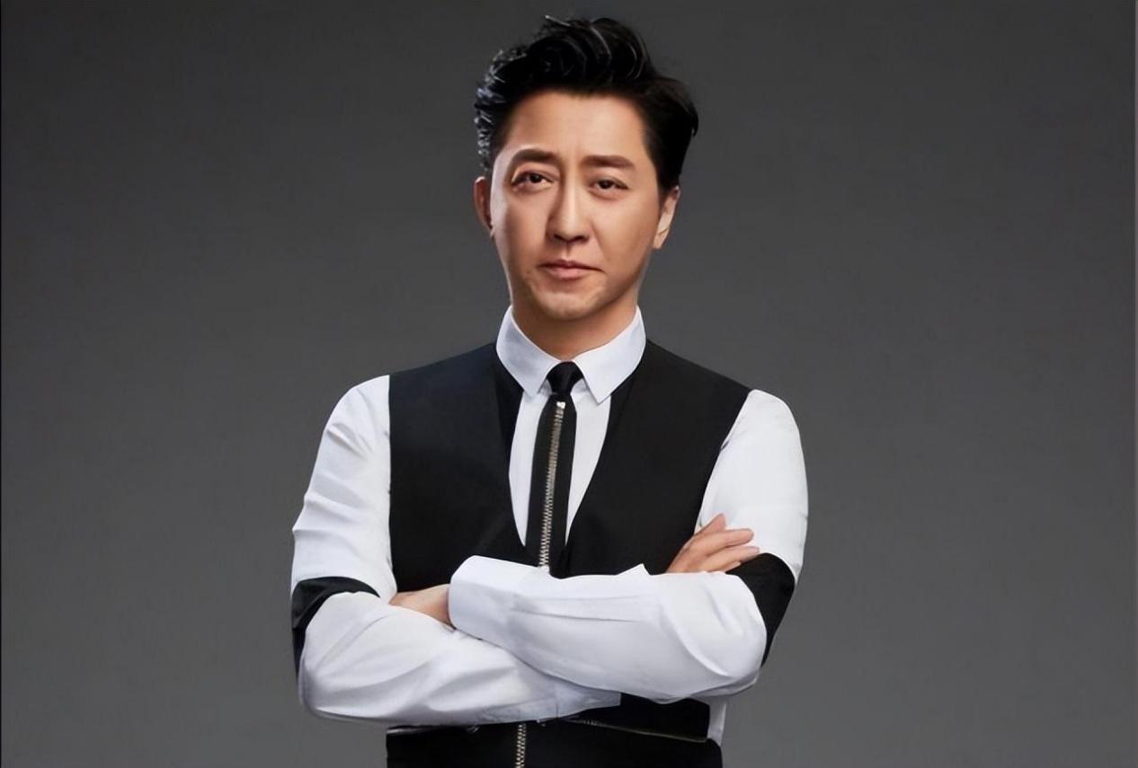 哈利毕业典礼庾澄庆携全家出席,现任妻子端庄优雅,伊能静未出现