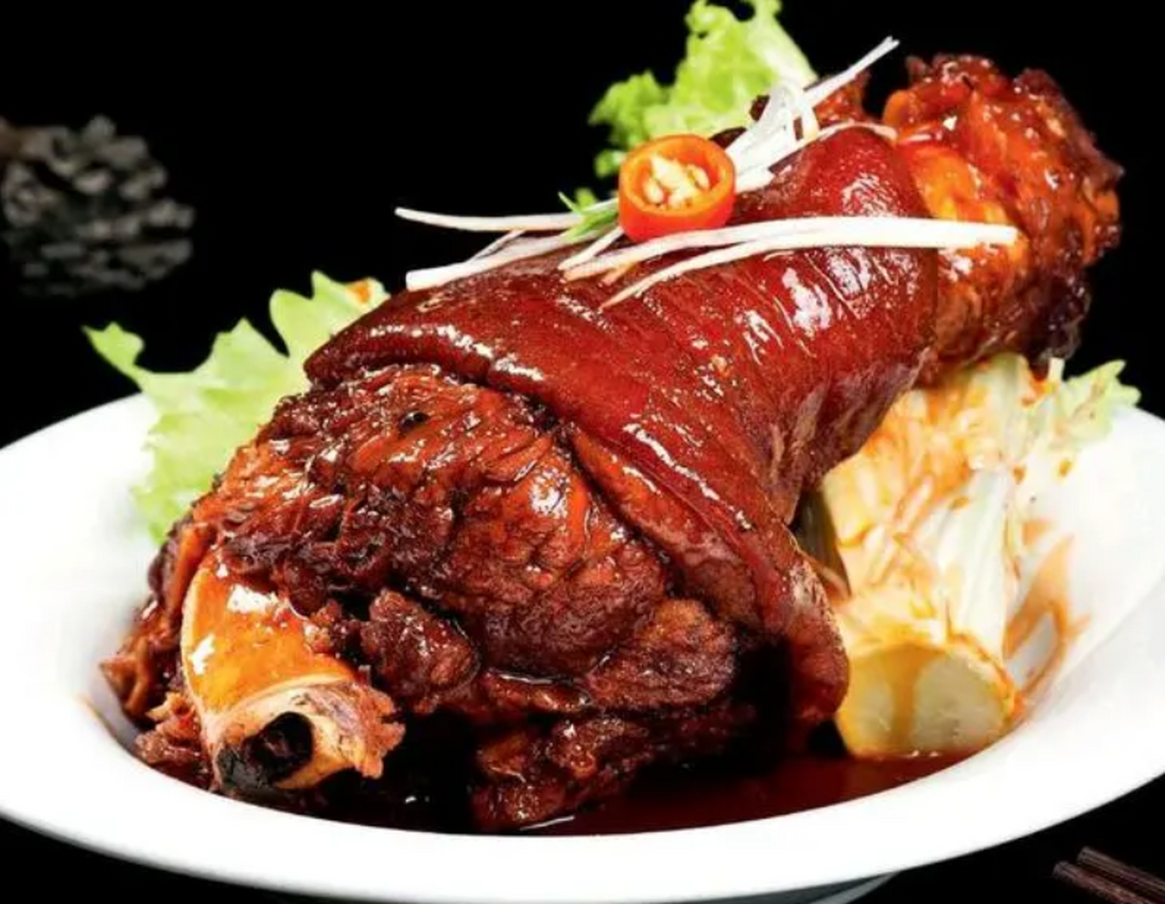 秘诀在于选肉质饱满,无异味的蹄髈和优质冰糖.
