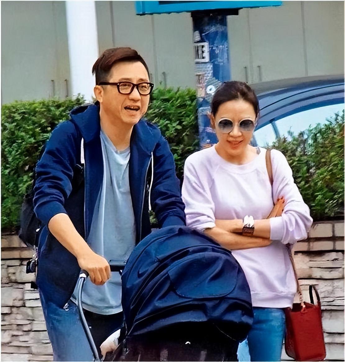 哈利毕业典礼庾澄庆携全家出席,现任妻子端庄优雅,伊能静未出现