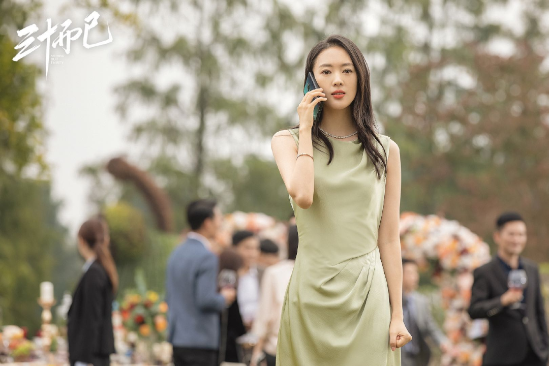 《三十而已》:顾佳生日宴穿5万绿裙,暗示了两人日后婚姻的不幸