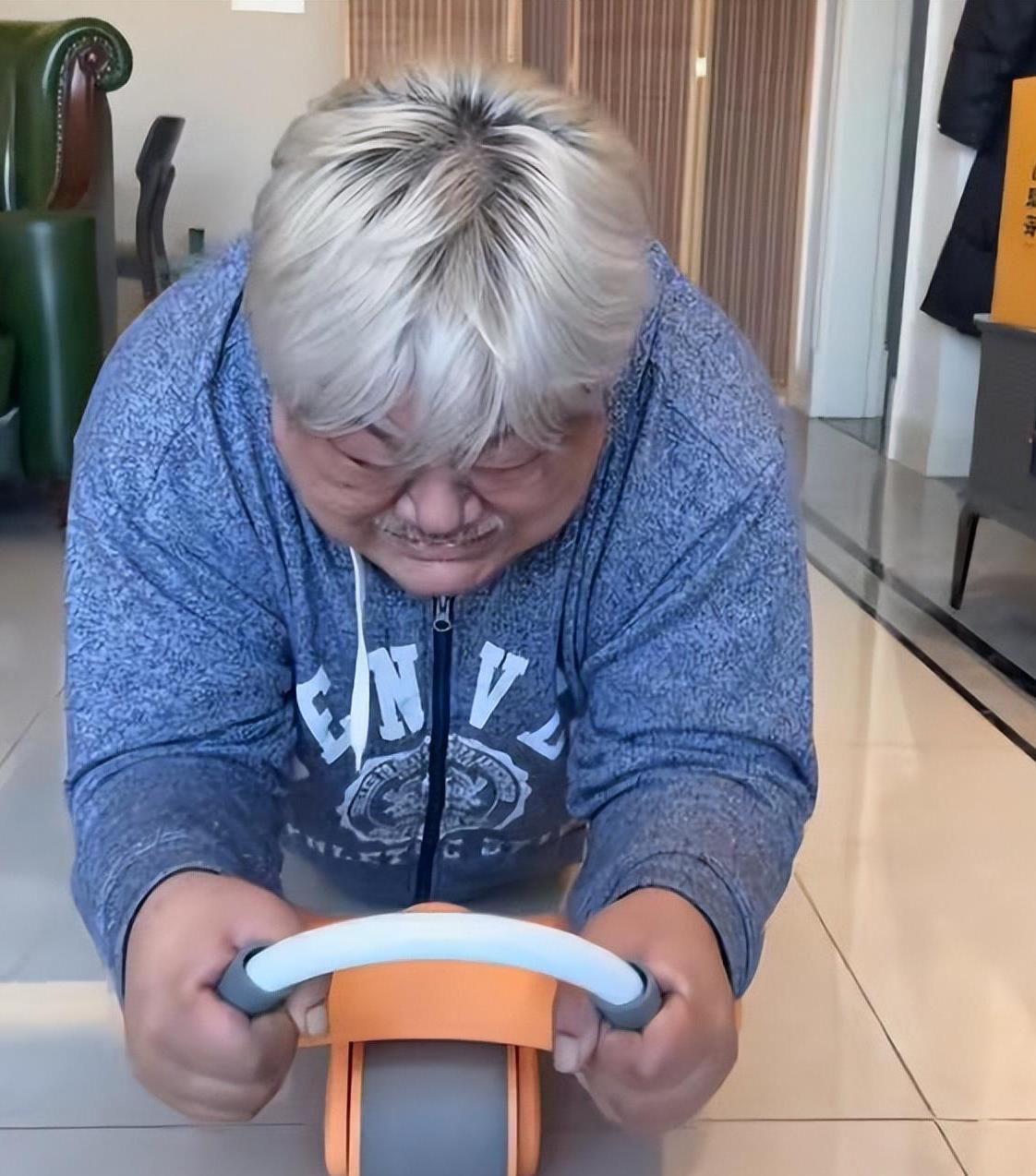 59岁林雪近况曝光引担忧!挺巨腩做运动,气喘如牛"倒地不起"