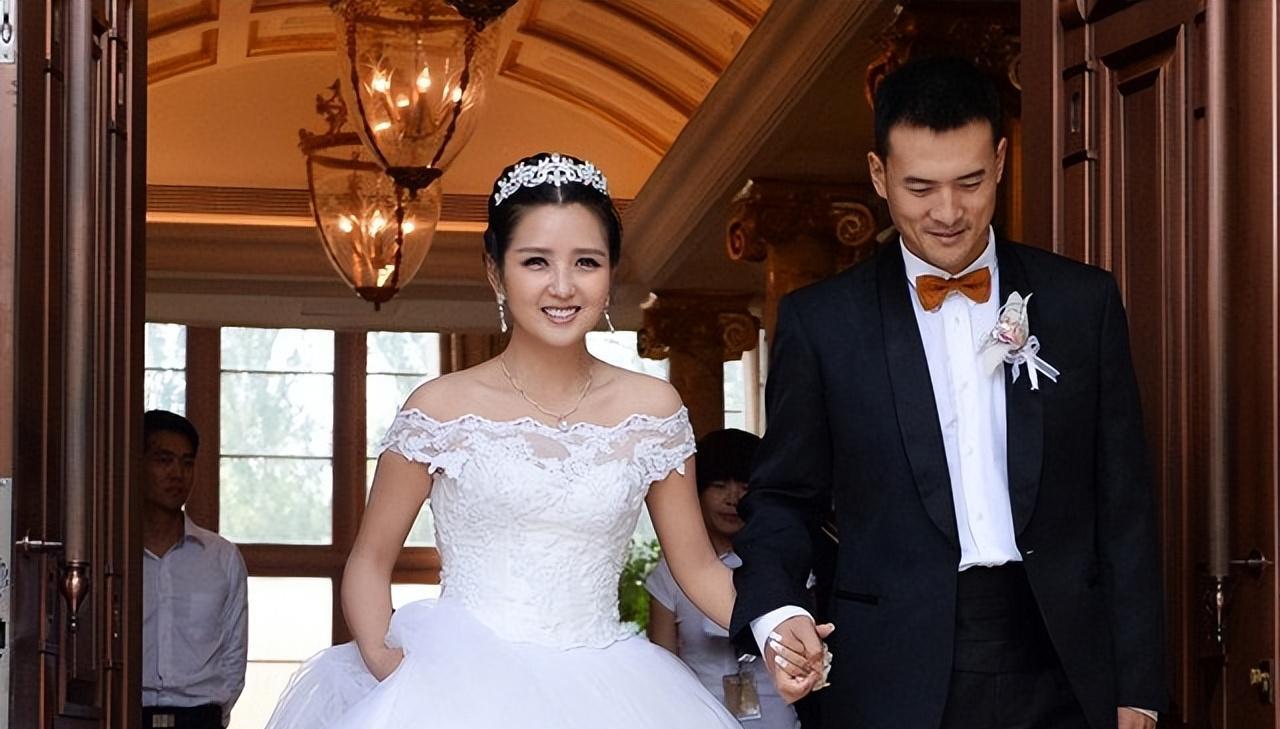 和何洁离婚7年!赫子铭宣布再婚喜讯,现任妻子出镜温柔声音甜美