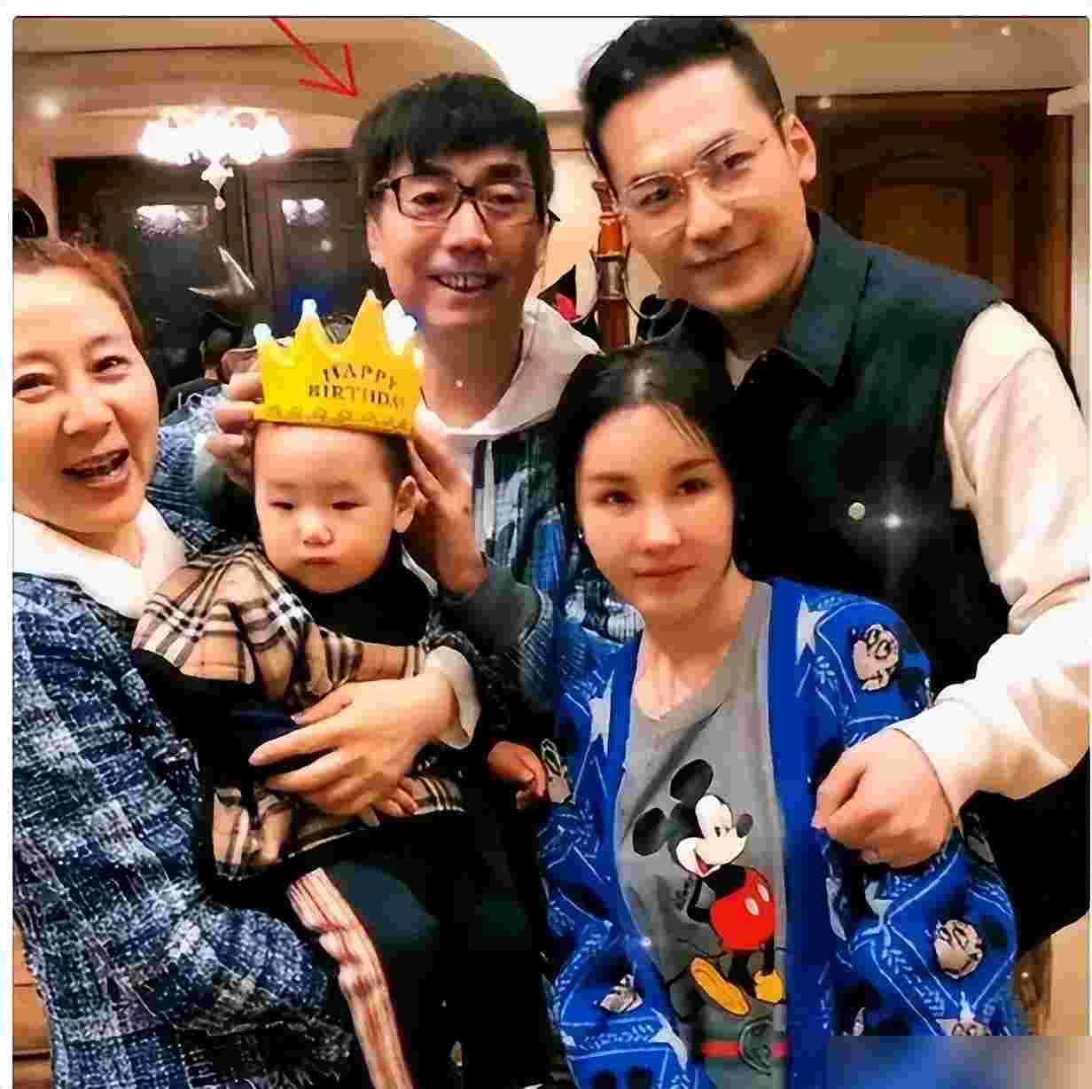 演员范明娶二婚富妻,视继子如己出,现家庭美满幸福