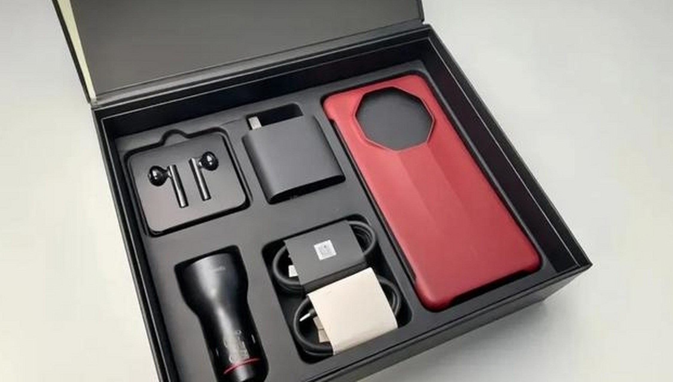 华为发布麒麟9010芯片,采用5纳米制程技术,搭载高性能核心和能效核心