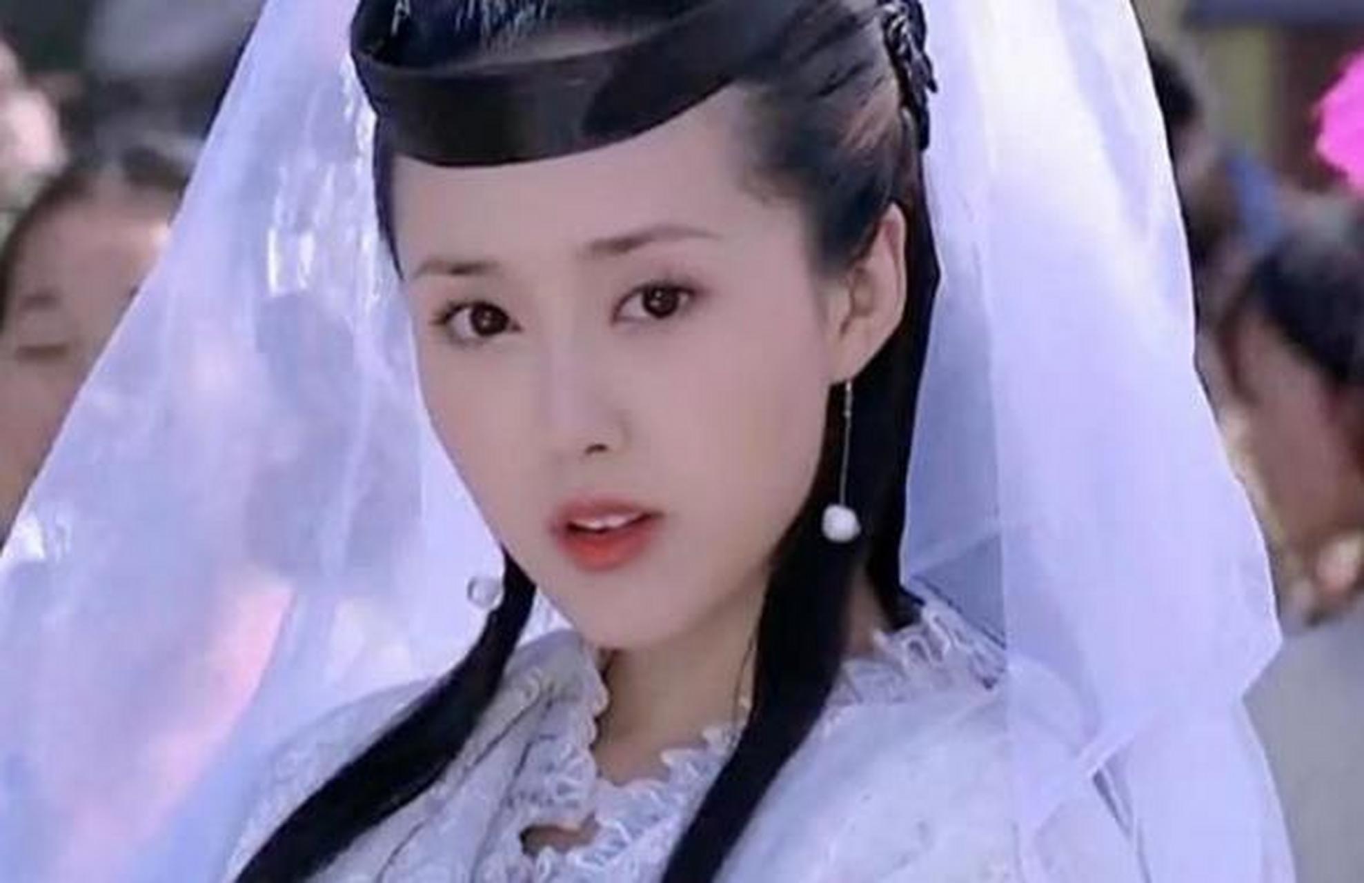 颜丹晨,被誉为"最美"嫦娥,41岁嫁小丈夫,44岁高龄顺产8斤儿子.