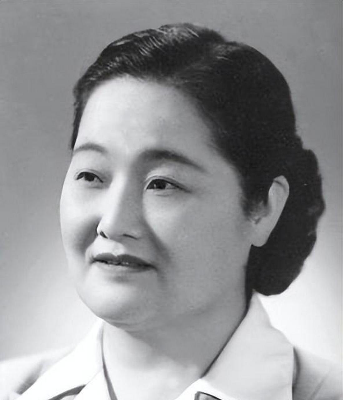 史良,新中国首位女部长,出身贫寒却自学成才,成为律师和法律专家,为