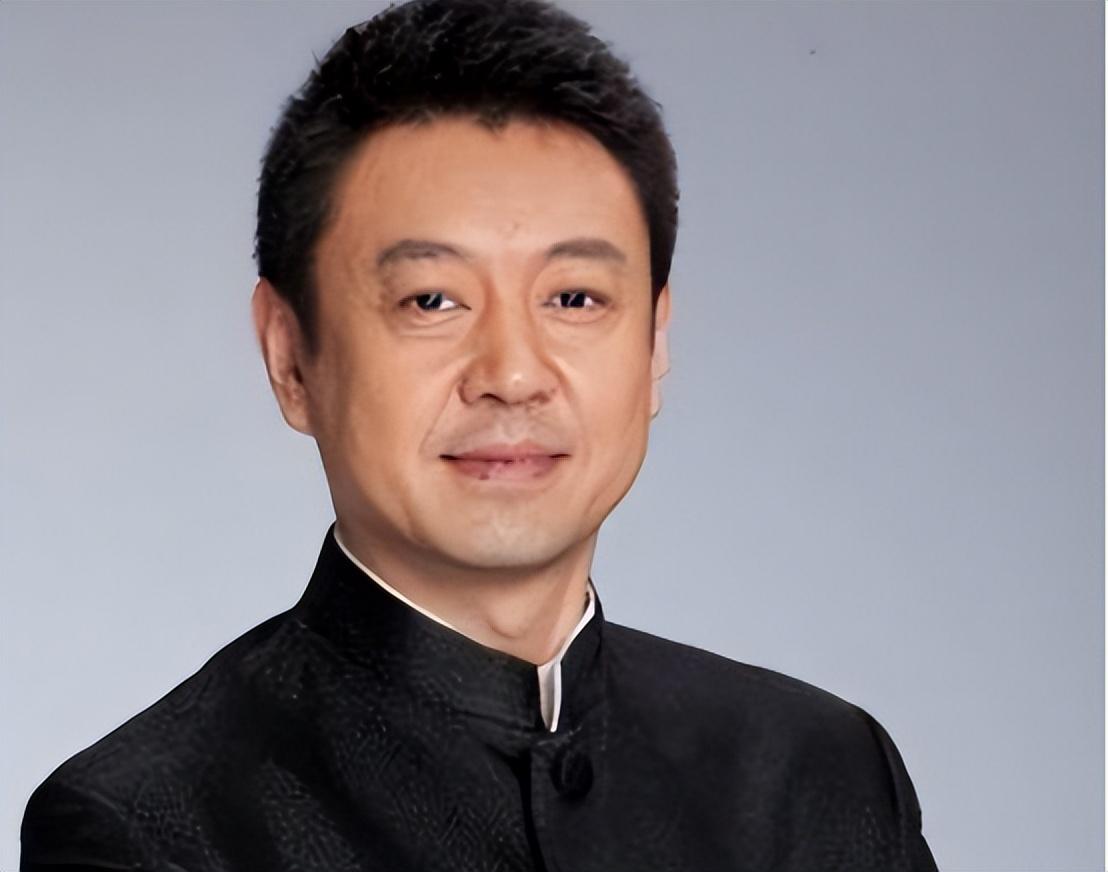 央视名嘴杨柳:事业巅峰辞职,三婚娶歌唱家哈辉,47岁幸福当爸爸