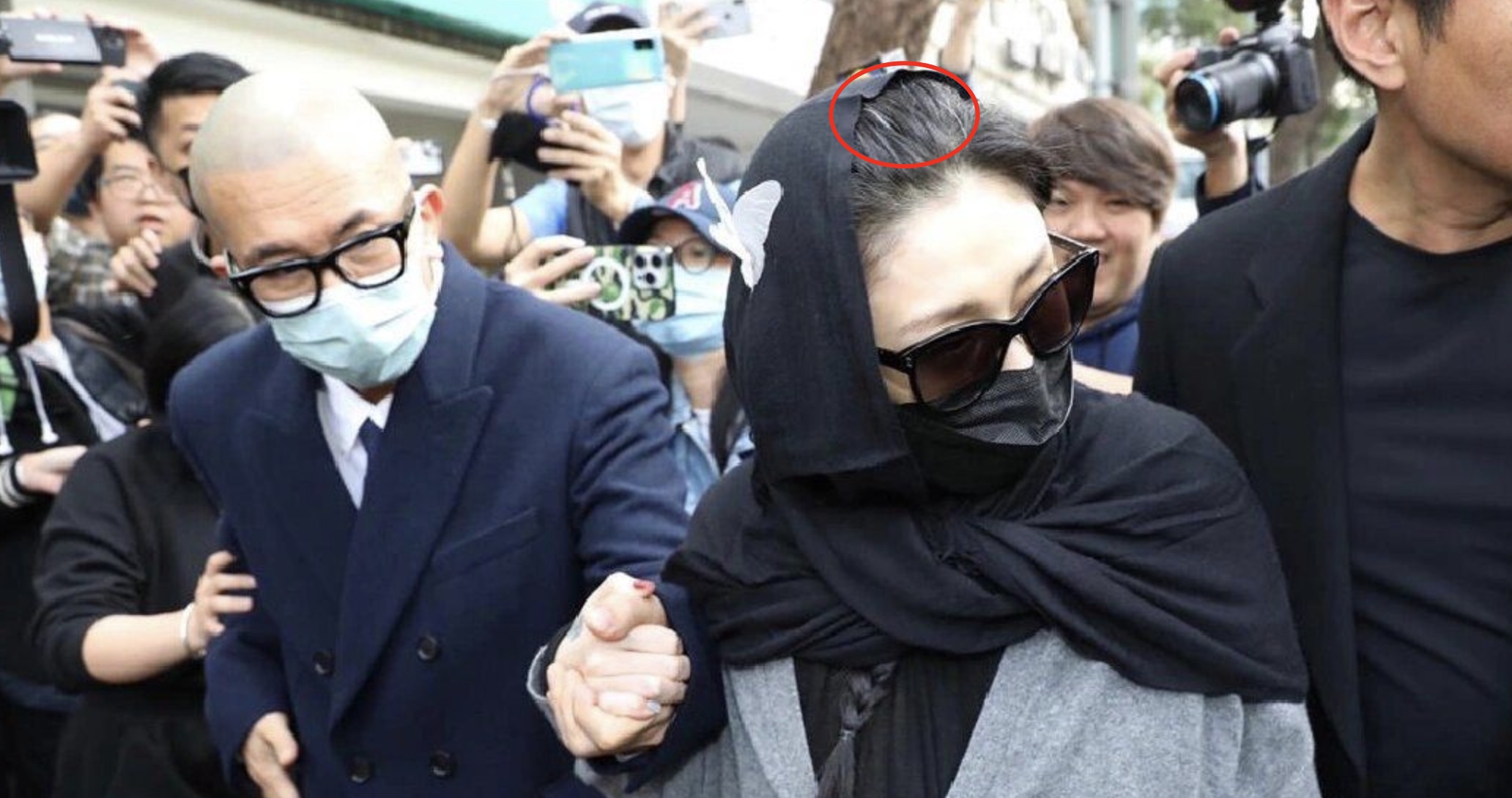 岁月不饶人!48岁大s也满头白发,罕见露面仍穿着前夫买的裙子