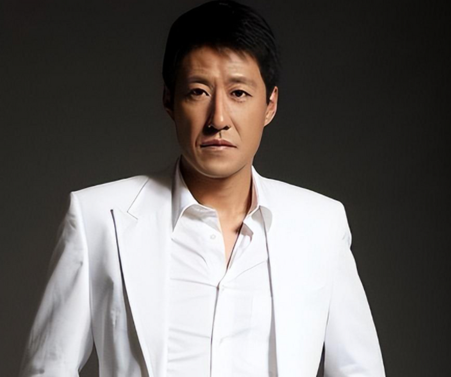 于震,北京普通家庭出身的演艺传奇,经历事业起伏,爱情波折后,在家庭中