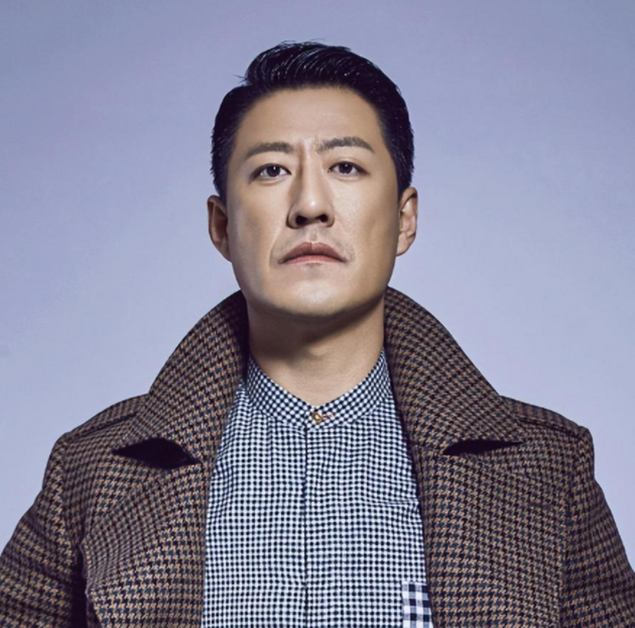 于震,北京普通家庭出身的演艺传奇,经历事业起伏,爱情波折后,在家庭中