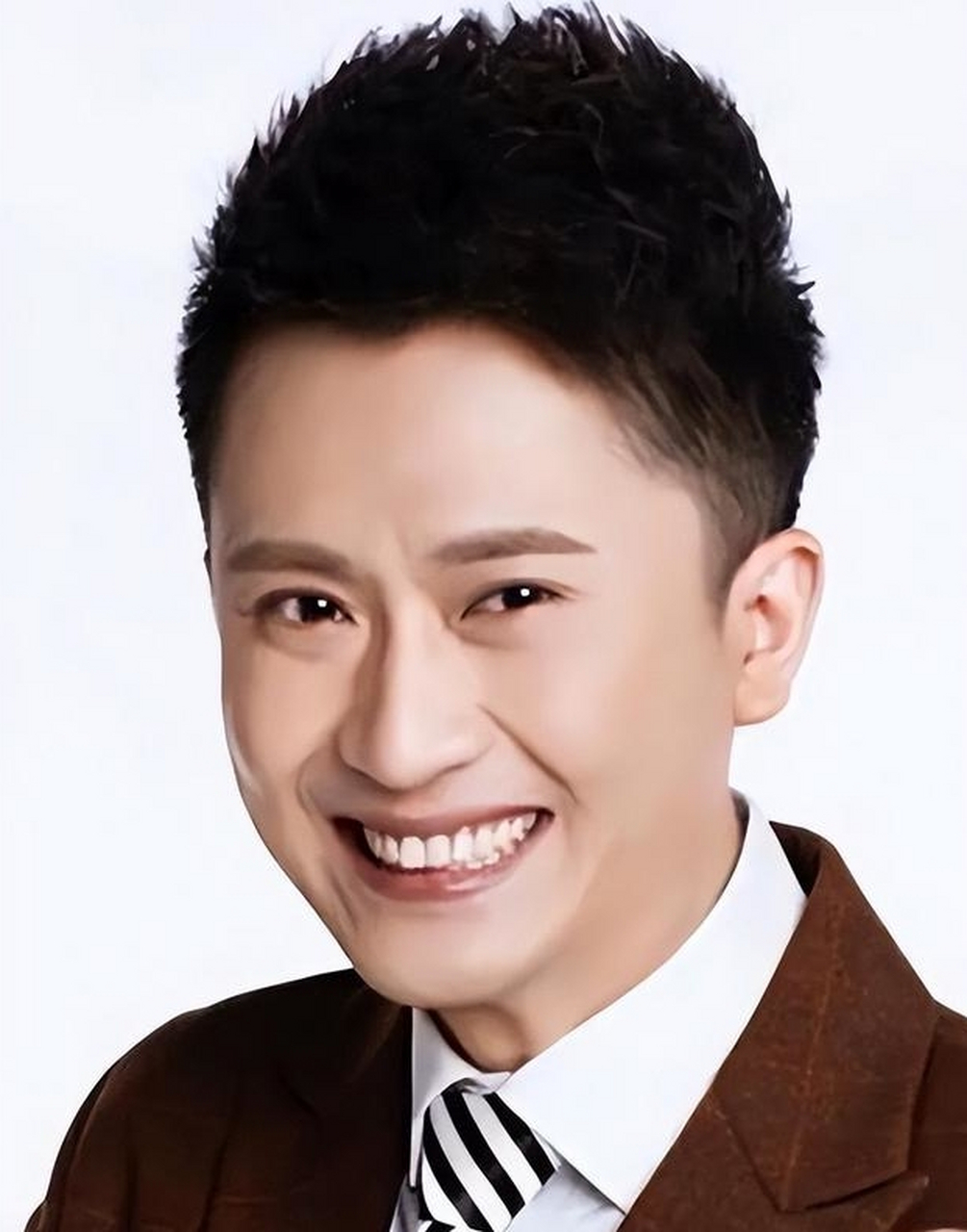 杨帆,42岁,曾梦想成为央视主持人,因病辞职,选择回归家庭.