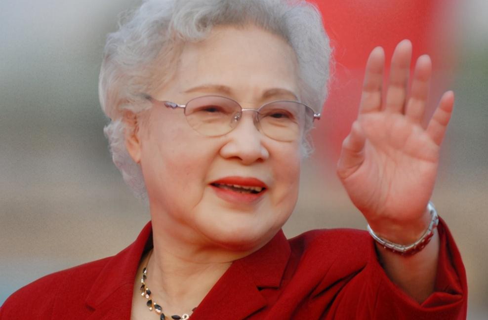 看了90岁秦怡的造型我悟了:女人老了,脸要圆,卷发穿裙子才好看