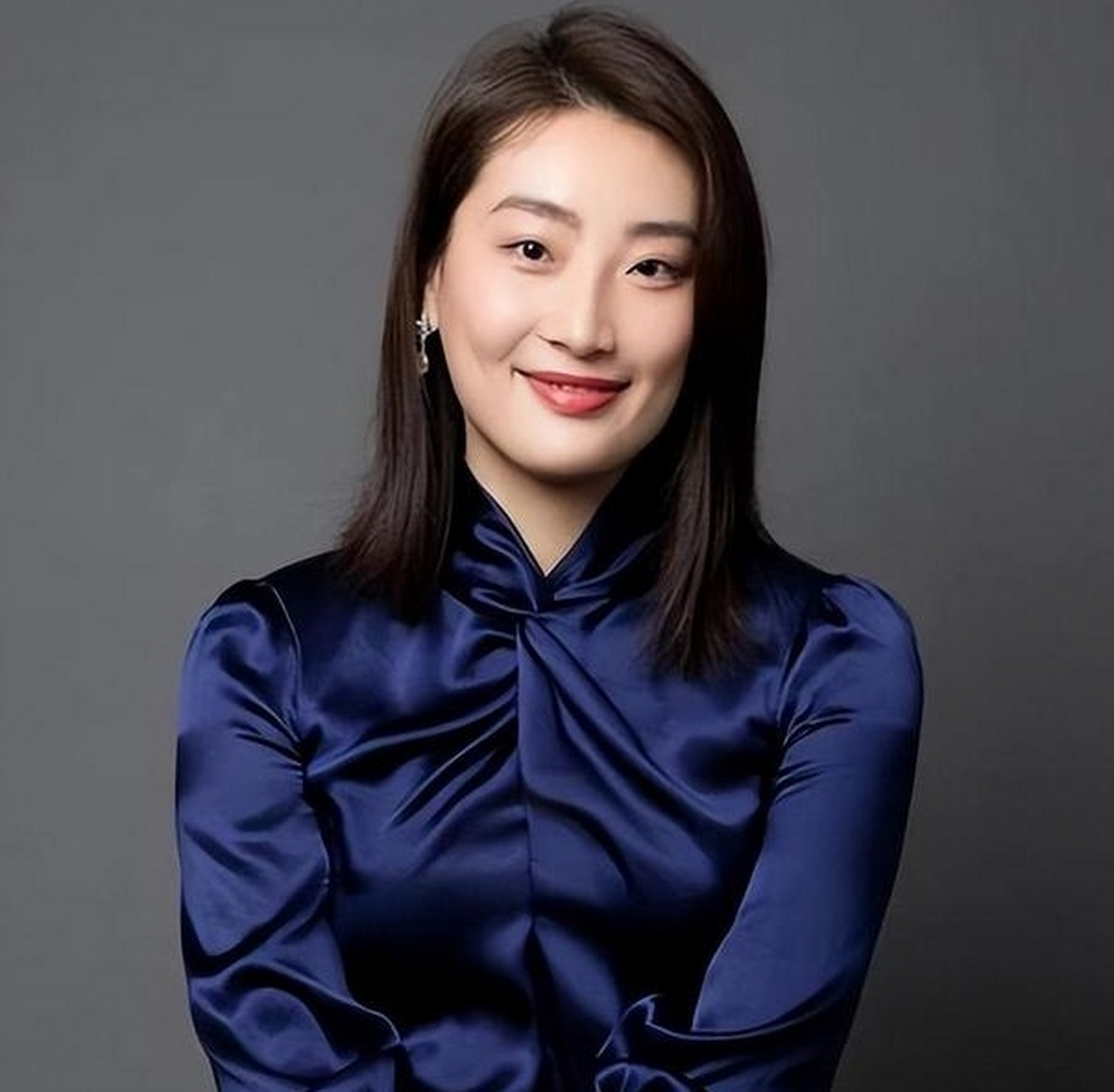 农夫山泉面临销售暴跌,创始人回应,产品质量问题等挑战.
