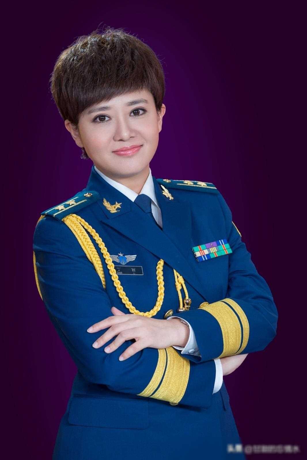 央视《军事报道》四大美女,全国唯一穿军装播报新闻的主播