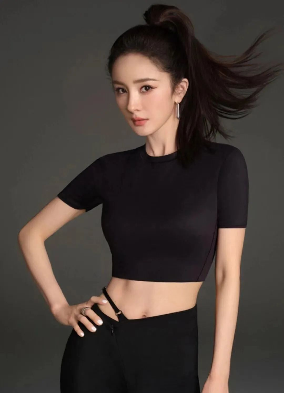 杨幂昔日珍贵写真曝光:身着体操服,完美展现火辣身材