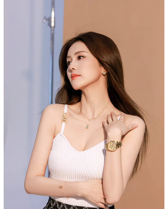 白鹿白色吊带裙!网友:刚睡醒就上照