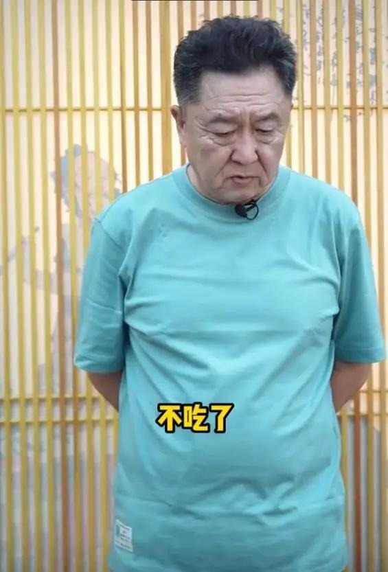 55岁于谦现身北京自家马场!55岁穿的像年轻小伙满脸皱纹抢镜