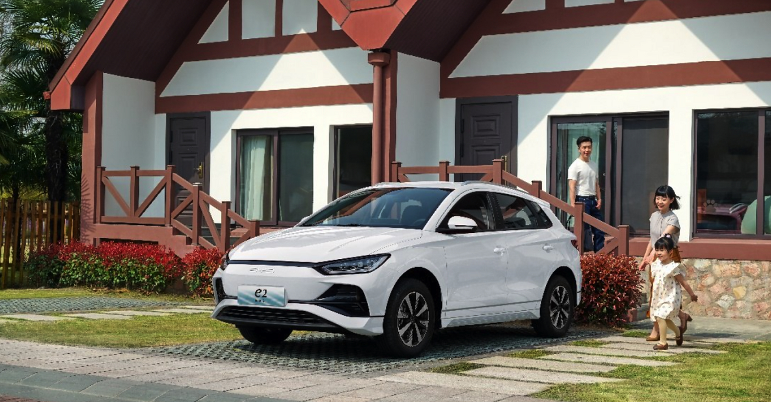 比亚迪e2荣耀版是两厢纯电轿车,售价8.98-9.68万元.