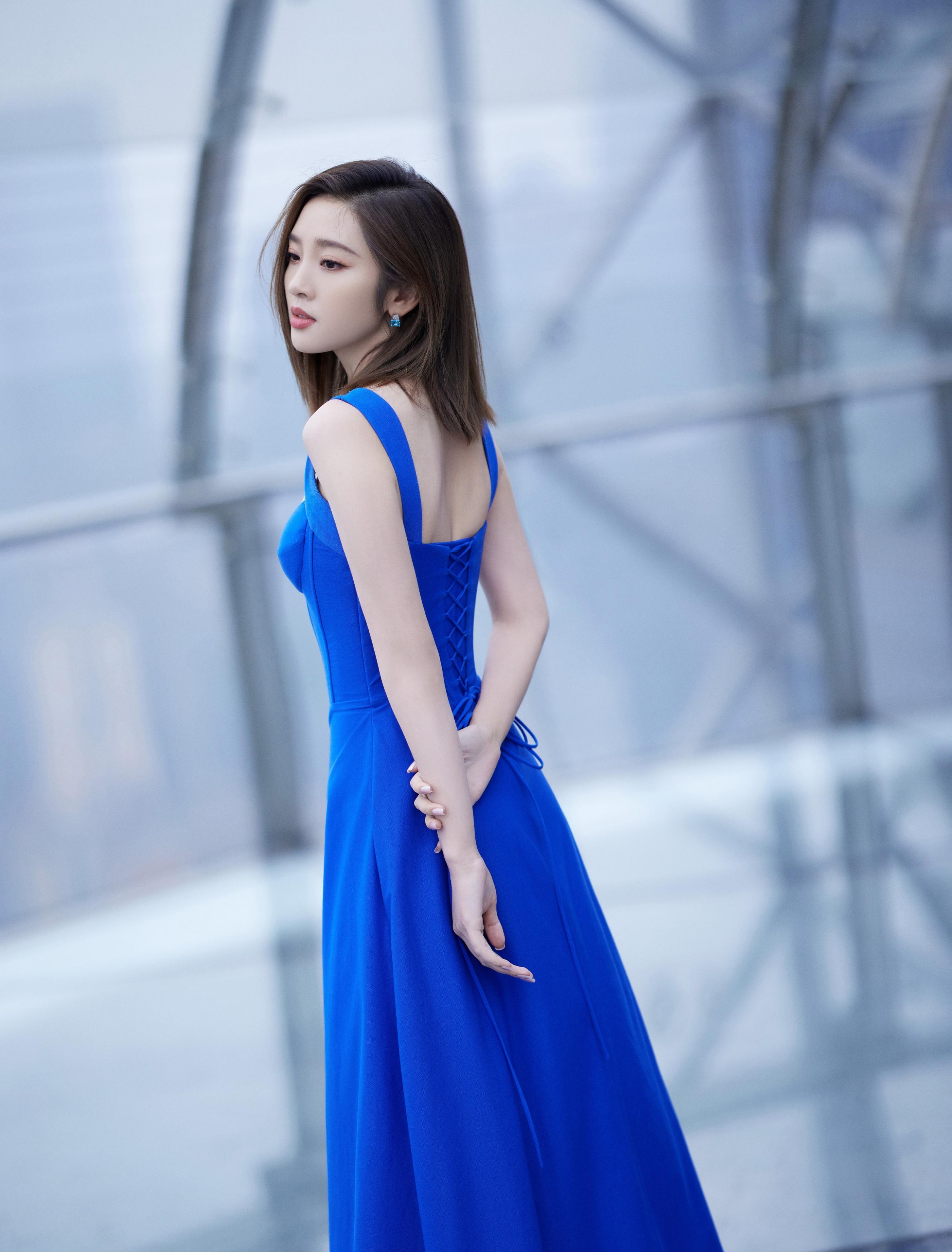 唐艺昕蓝色长裙衬的皮肤白得发光