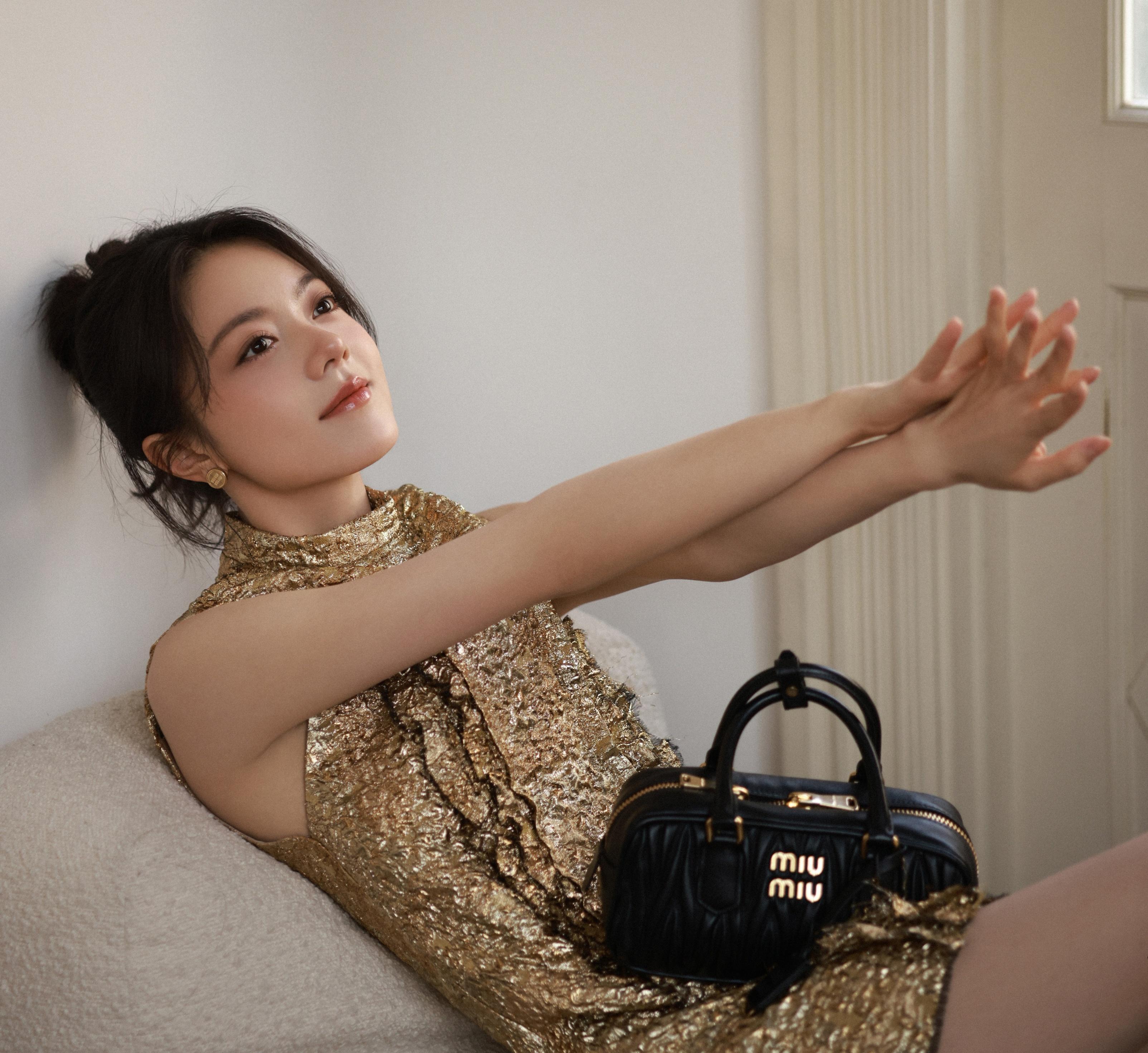 赵今麦金色新中式短裙尽显优雅气质