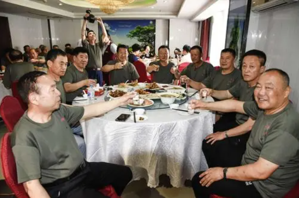 20位战友赶来参加儿子婚礼,却无一人送礼,我得知真相后泪流满面