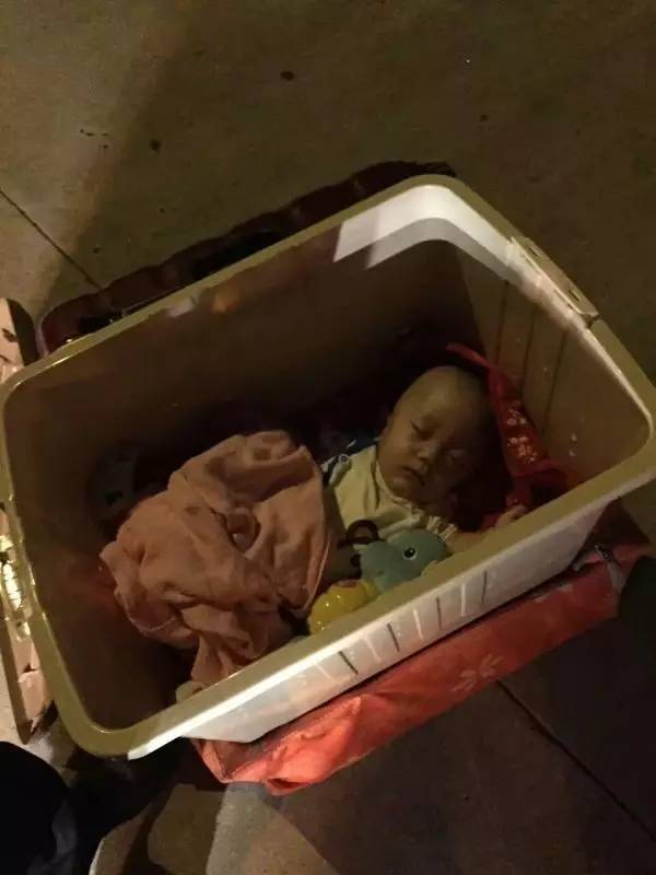 10年丈夫从家门口抱回一弃婴,长大后像亲父女,妻子越看越不对劲