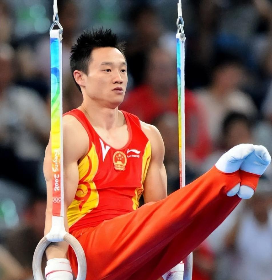 体操冠军杨威,08年奥运体操全能王,现只能依赖呼吸机生活