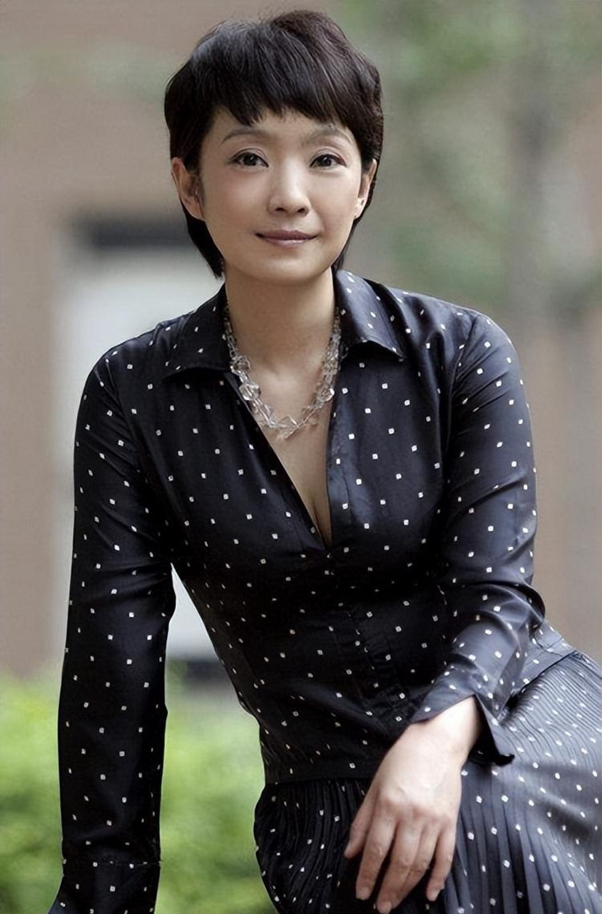 张曼玉机场的年轻化穿搭引发热议,她尝试紧身背心和阔腿裤展现年轻感