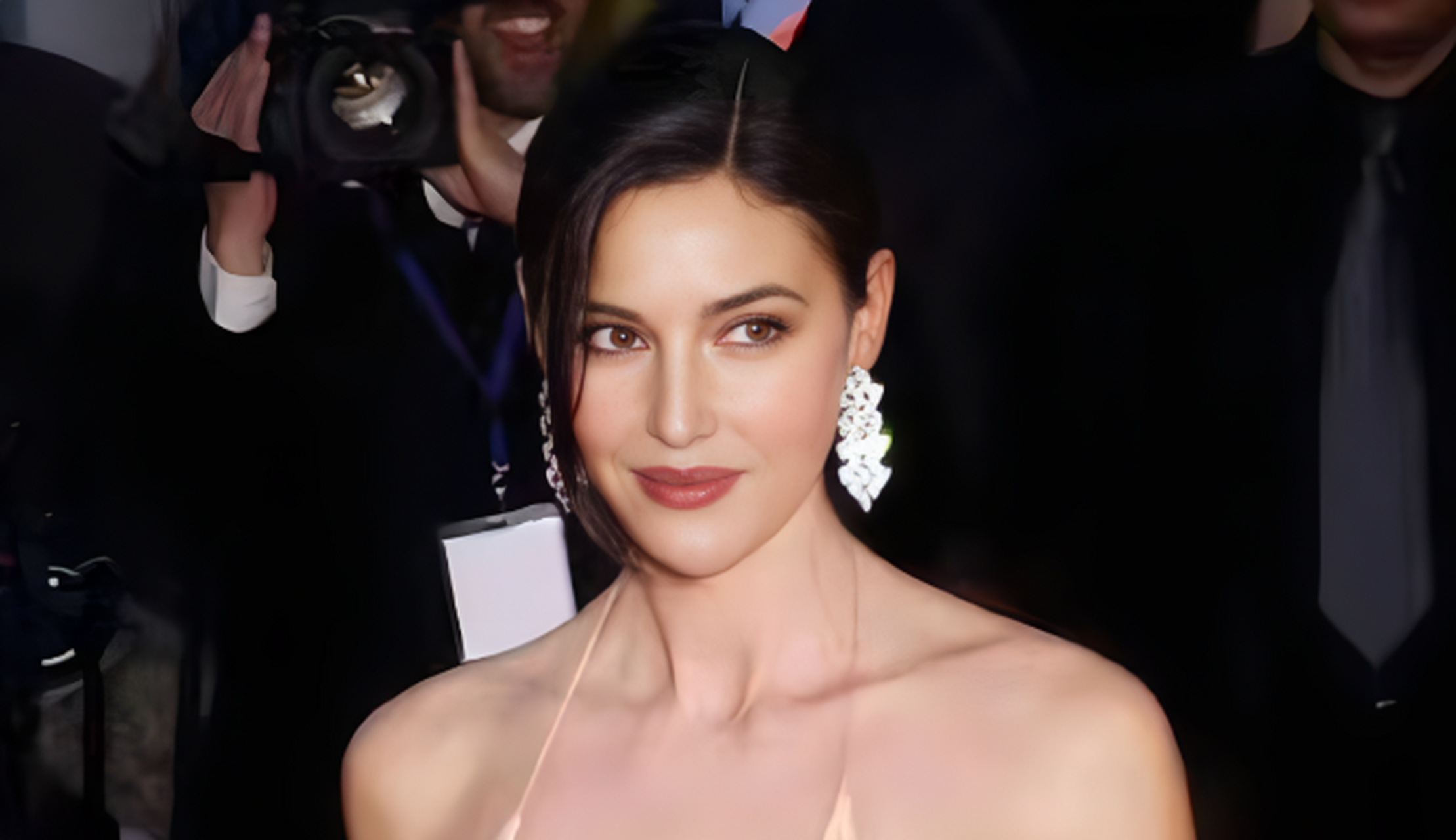 莫妮卡·贝鲁奇,被誉为"地球球花",以惊艳之姿和卓越演技征服全球.