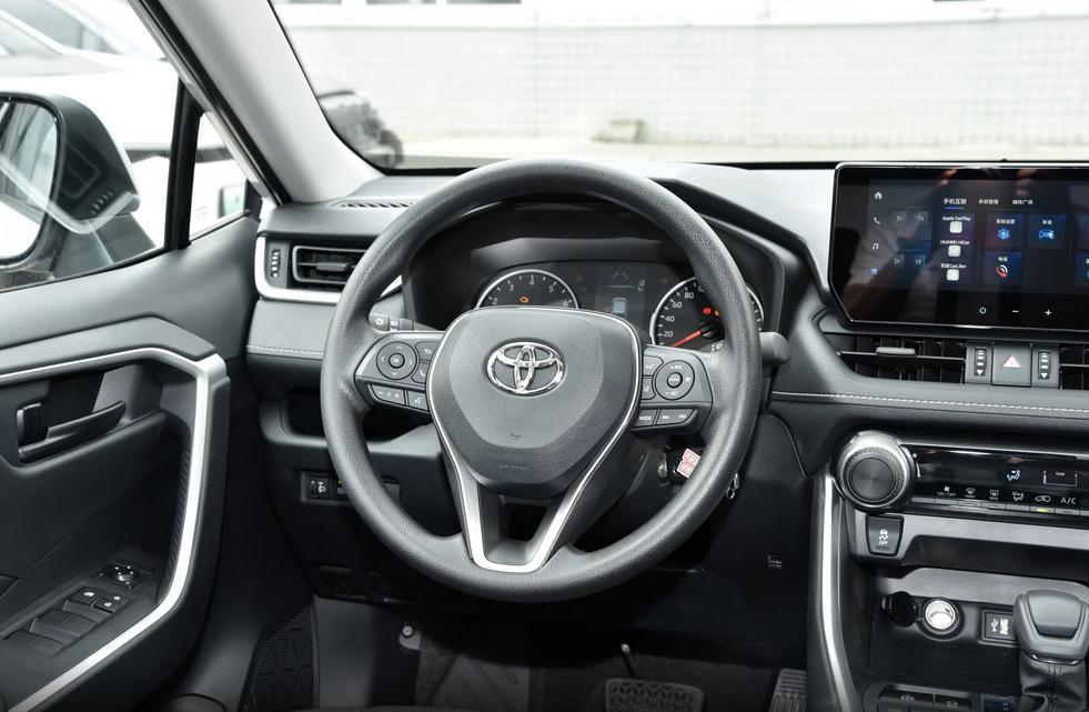 实拍丰田"小公主",优惠可达5万,标配l2辅助驾驶,性价比挺高