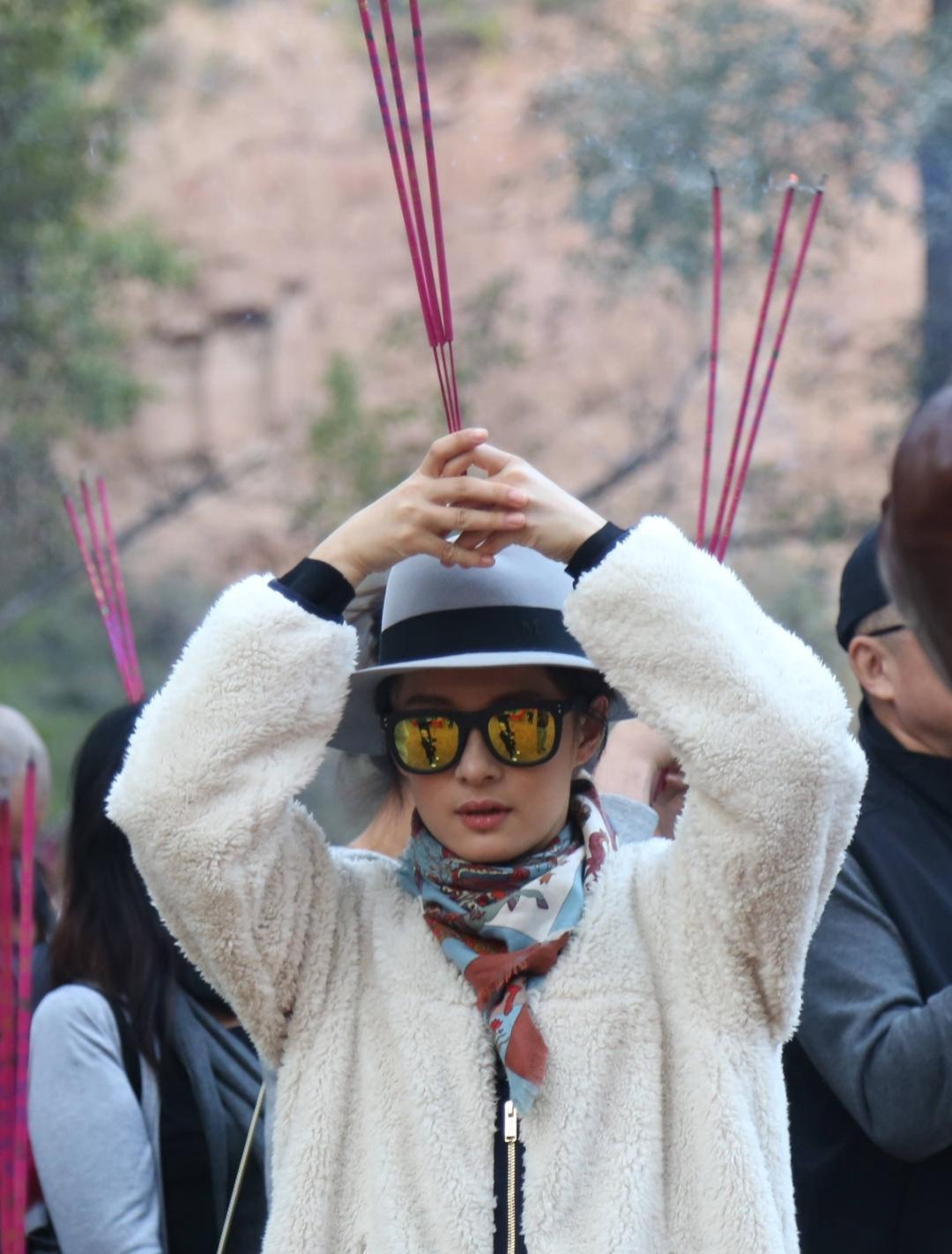 孙俪遭遇网暴,账号评论区已沦陷,网友:为什么张译不能当面抽烟