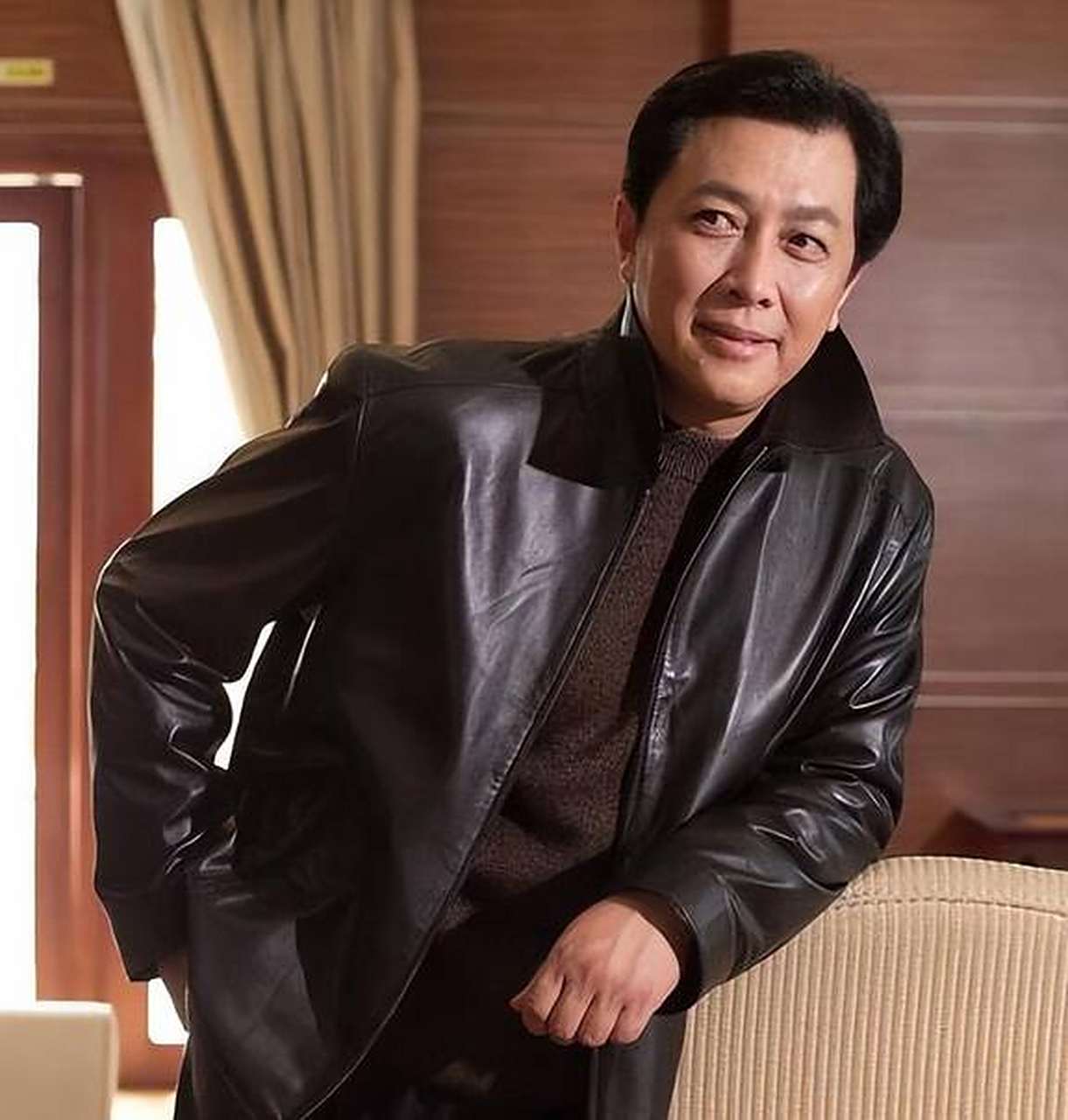 原定主演唐国强因片酬与拍摄环境问题婉拒邀请,陈健导演邀李幼斌出演.