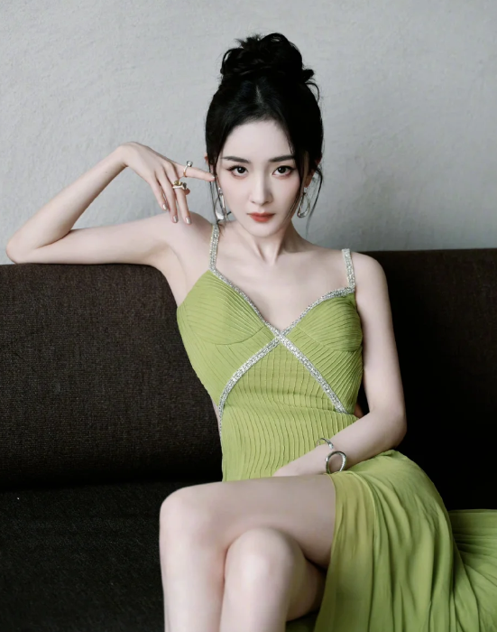 杨幂绝美写真:身穿青丝睡袍,火辣身材一览无遗!不愧是女神!