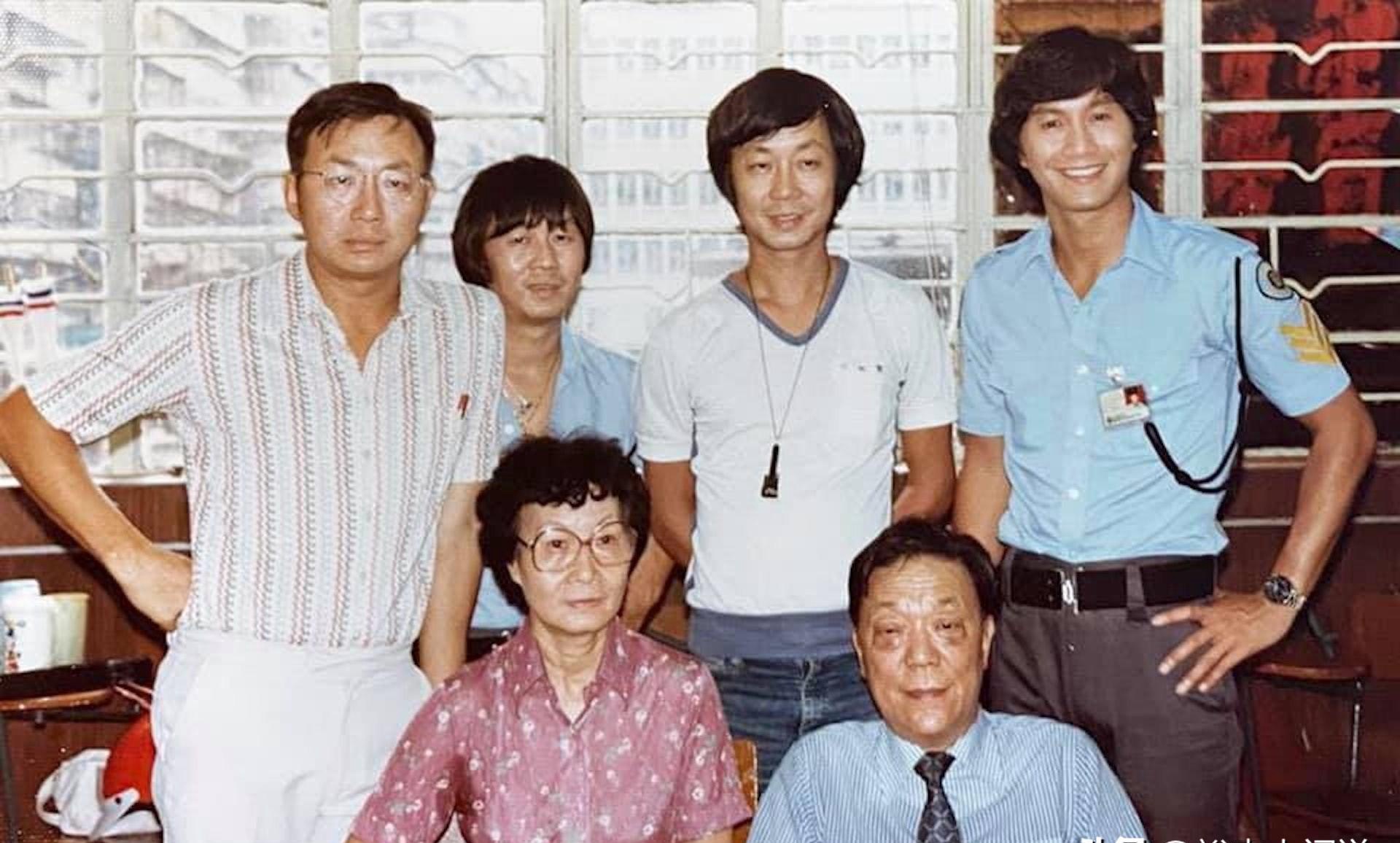 许冠文三兄弟同框怀念许冠英,许冠杰拉小提琴,许冠武老到认不出