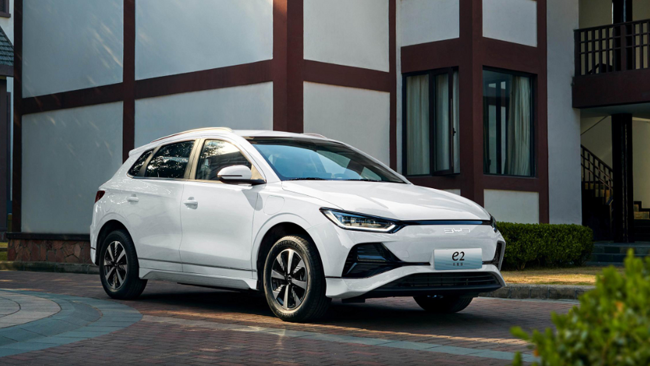 比亚迪e2荣耀版上市,掀起国内汽车市场价格战.新车售价8.98-9.