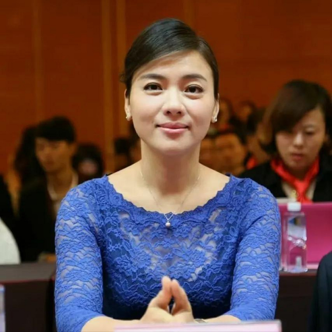 民歌天后陈思思:嫁给青歌赛冠军师鹏生一女,如今46岁仍风韵犹存