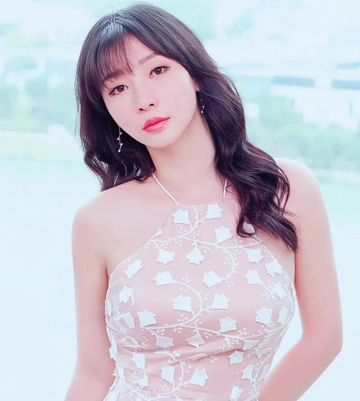 柳岩近期写真照一身深v裙,兜不住,春光乍泄