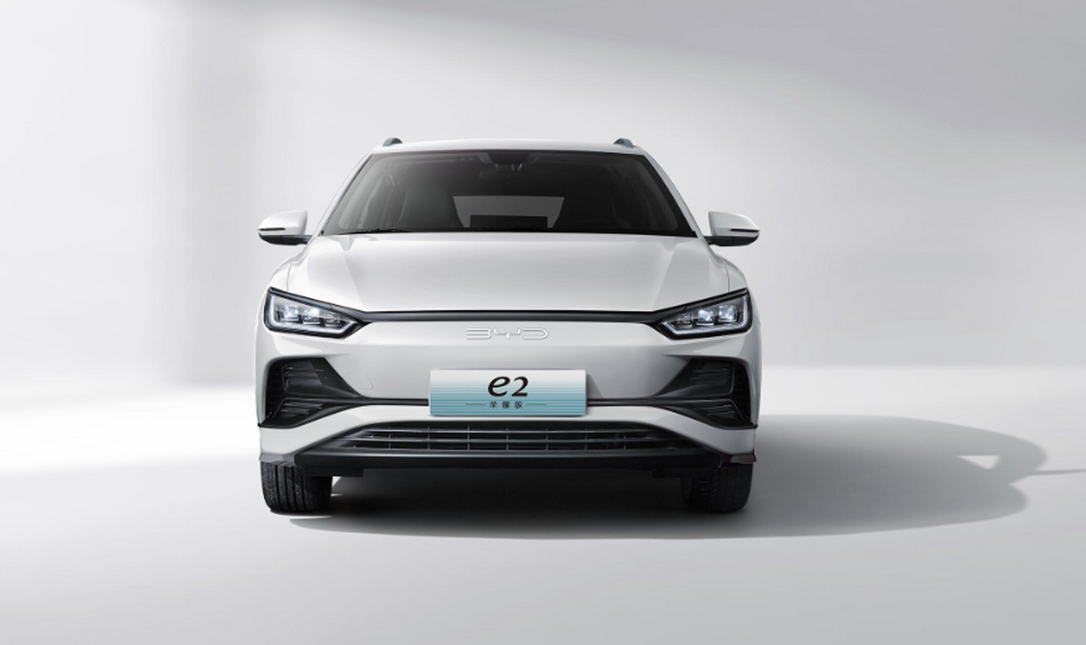 比亚迪e2荣耀版上市,掀起国内汽车市场价格战.新车售价8.98-9.