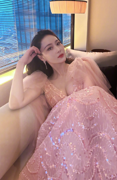 张馨予粉色闪片裙出镜,大胆展示事业线