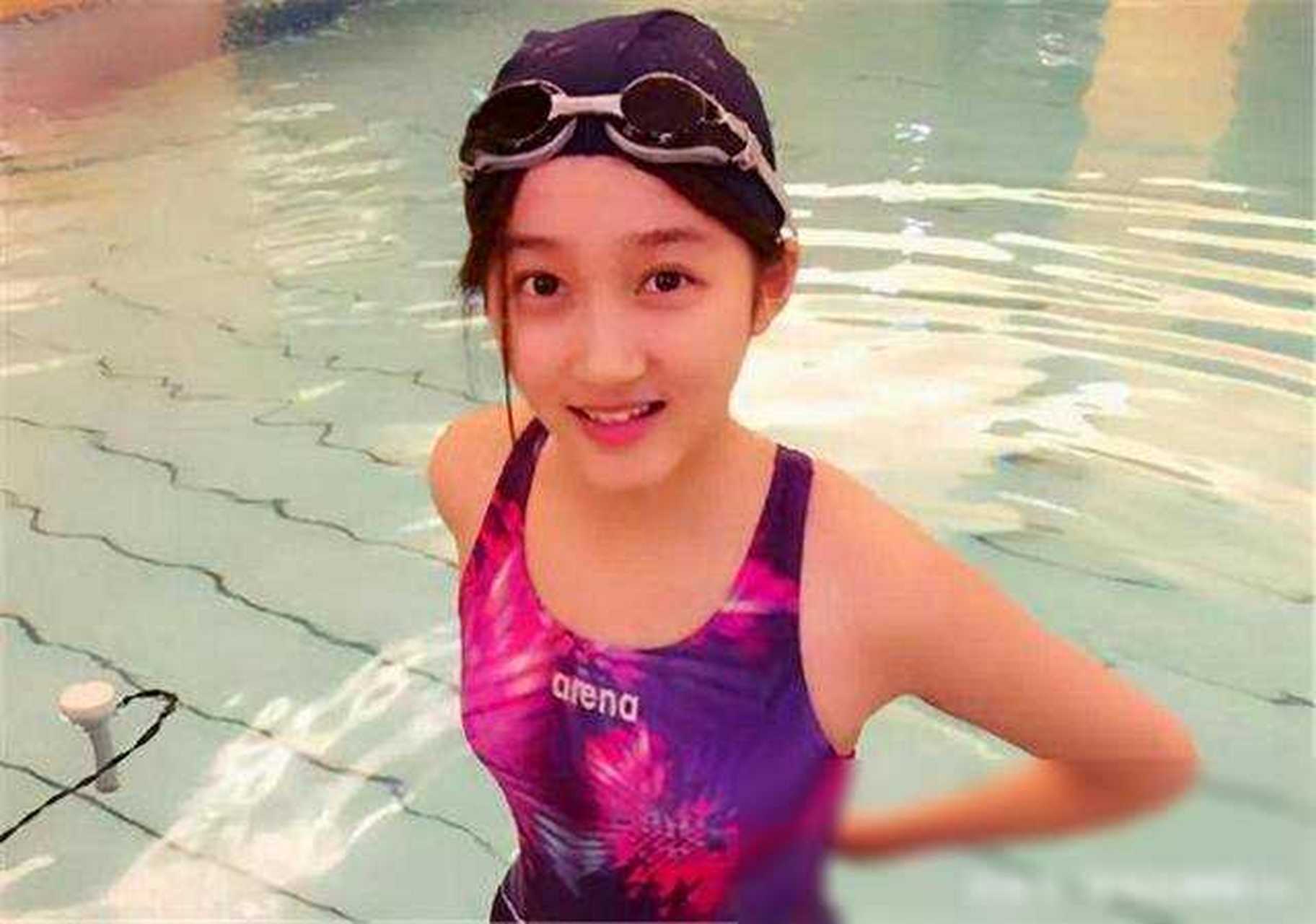 关晓彤早年泳衣照曝光,清纯灵动引热议.
