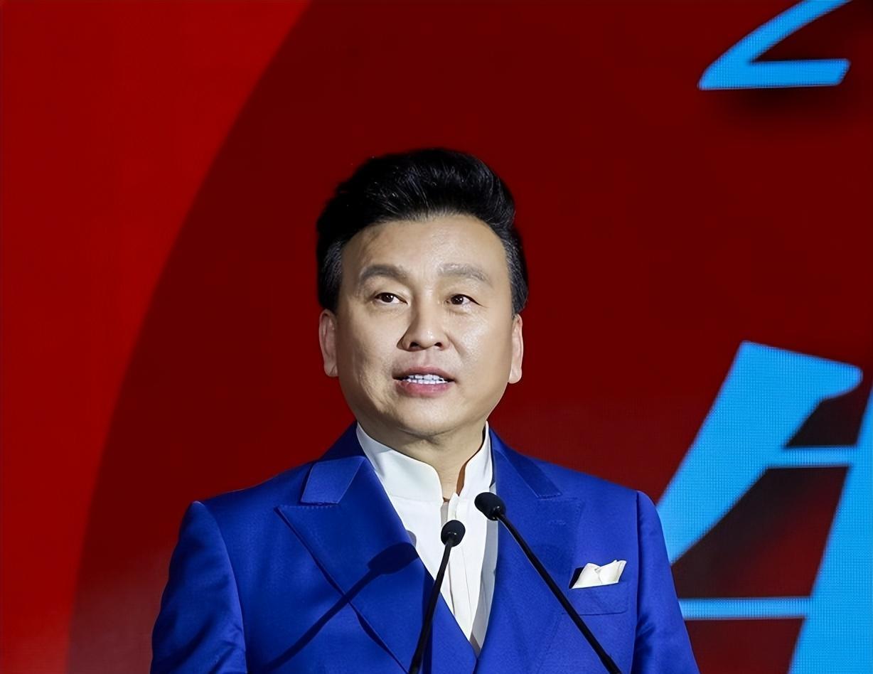 张泽群:关心同事,系第一个为"央视记者采访遇阻"发声的主持人